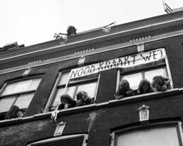 835033 Afbeelding van enkele krakers die de commotie beneden op straat bekijken vanuit het gekraakte voormalige ...